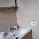 Dritan Tethorja بيت ضيافة 4*